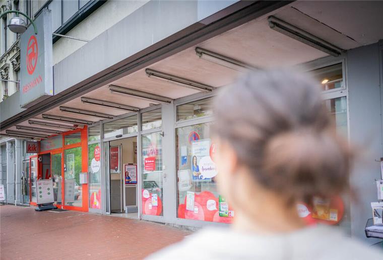 Blick auf die Rossmann-Filiale in der Hafenstraße im Mai 2023.