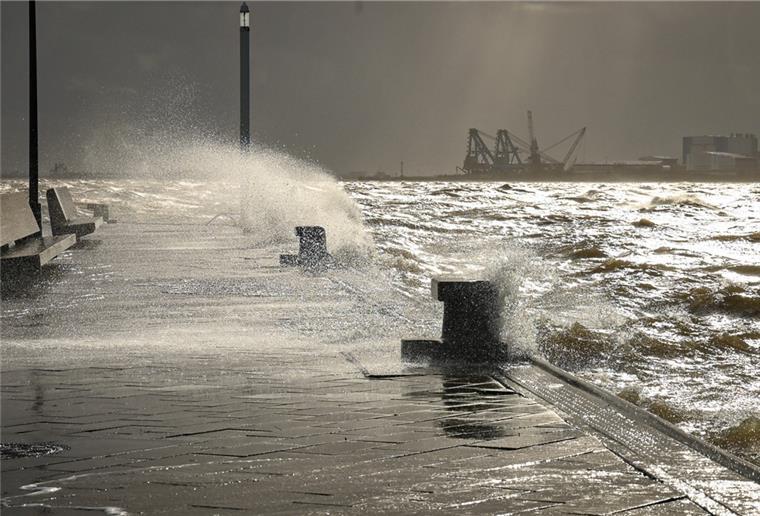 Blick auf die Seebäderkaje in Bremerhaven: Hier kann man sich wohl wieder nasse Füße holen.