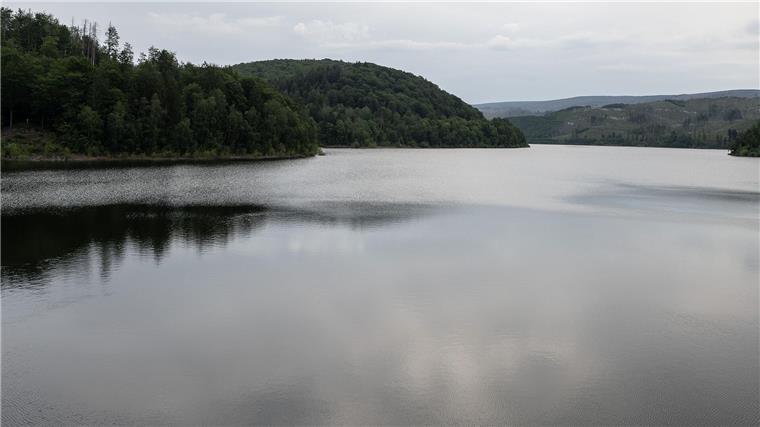 Talsperren im Harz für den Sommer gut gefüllt Blick auf die Sösetalsperre im Harz. Die Talsperren im Harz sind unter anderem für die Trinkwasserversorgung von Göttingen bis Bremen zuständig.