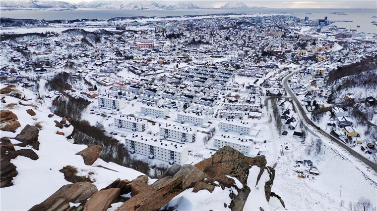 Blick auf die verschneite Stadt. Am 3. Februar findet im Hafen von Bodø die Eröffnungsfeier für die Kulturhauptstadt 2024 statt.