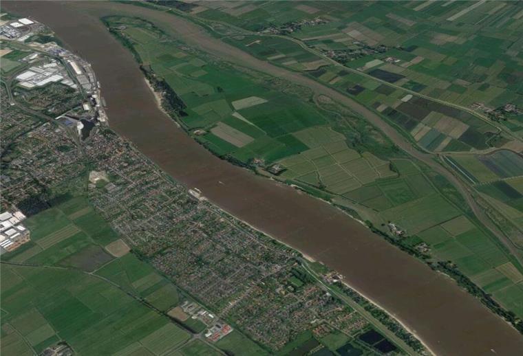 Blick auf die Weserinsel Harriersand. In Ufernähe ist ein Schiff auf Grund gelaufen.
