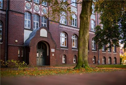 Blick auf die Wilhelm-Raabe-Schule in Bremerhaven Geestemünde; Noch mindestens bis Weihnachten sollen die Security-Leute im Einsatz sein.  