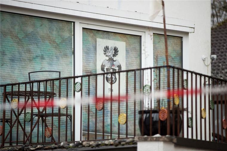 Blick auf ein Haus in Georgensgmünd (Bayern), in dem ein 49-Jähriger Angehöriger der "Reichsbürger"-Bewegung bei einer Razzia am Vortag vier Polizisten  angeschossen hatte. Ein 32-jähriger Beamter ist seinen Verletzungen erlegen.