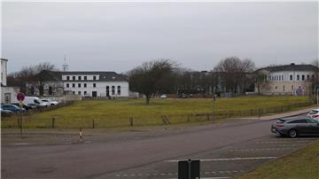 Blick auf ein leeres Baugrundstück an der Weststrandstraße auf der ostfriesischen Insel Norderney.