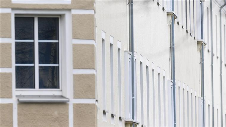 Blick auf ein Mehrfamilienhaus in der Innenstadt.