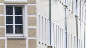 Blick auf ein Mehrfamilienhaus in der Innenstadt.