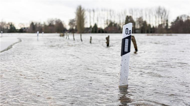 Bis zu 15 Millionen Euro Straßenschäden durch Hochwasser Blick auf eine überflutete Straße zum Ortsteil Jeversen am Fluss Aller im Landkreis Celle.