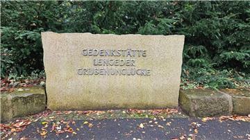 Blick auf einen Gedenkstein mit der Aufschrift „Gedenkstätte Lengeder Grubenunglücke“ in Lengede.
