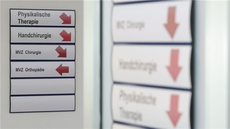 Blick auf Wegweiser (Physikalische Therapie, Handchirurgie, MVZ Chirurgie, MVZ Orthopädie) im Marienhospital Ankum-Bersenbrück.