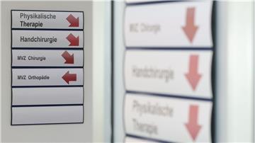 Blick auf Wegweiser (Physikalische Therapie, Handchirurgie, MVZ Chirurgie, MVZ Orthopädie) im Marienhospital Ankum-Bersenbrück.