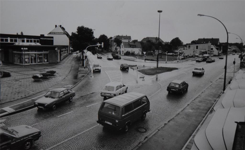 Blick auf Weserstraße/Lindenallee im Jahr 1986. Die Gaststätte &quot;Zur Börse&q...