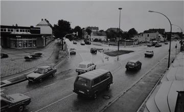 Blick auf Weserstraße/Lindenallee im Jahr 1986. Die Gaststätte &quot;Zur Börse&q...