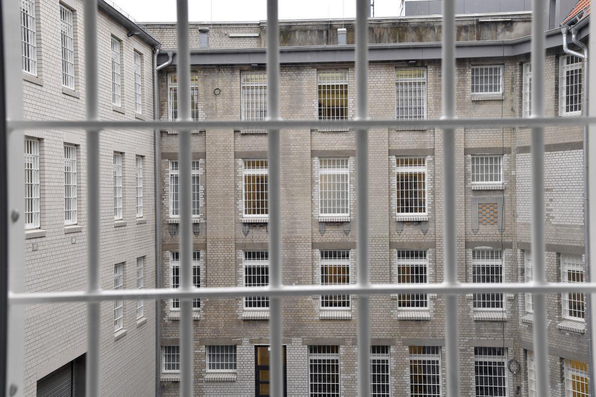 Alles neu im Gefängnis an der Nordstraße Blick aus einer Einzelzelle in den Hof: Das Gefängnis an der Nordstraße ist für zehn Millionen Euro saniert worden. Foto Scheschonka