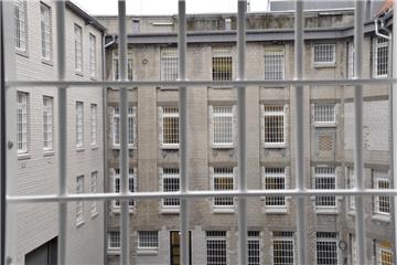 Blick aus einer Einzelzelle in den Hof: Das Gefängnis an der Nordstraße ist für zehn Millionen Euro saniert worden. Foto Scheschonka