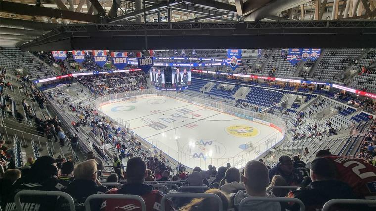 Blick aus luftiger Höhe: Hier stehen die Pinguins-Fans im Gästeblock.