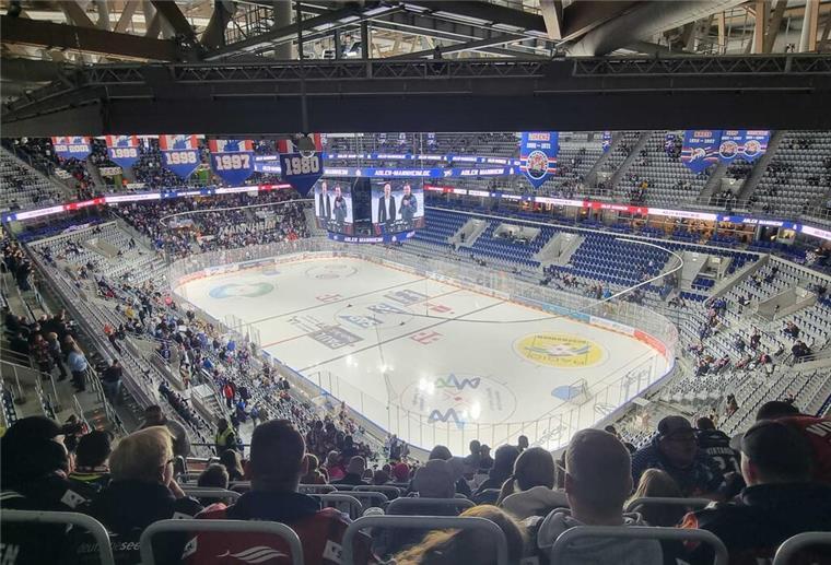 Alle Neune! Pinguins bezwingen auch Mannheim und feiern neunten Sieg in Serie Blick aus luftiger Höhe: Hier stehen die Pinguins-Fans im Gästeblock.
