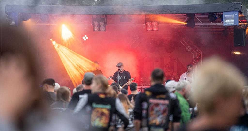 Blick durch die Massen auf die Bühne zur Band Bitume. Foto: Hartmann