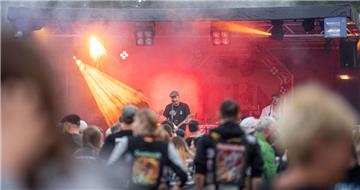 Blick durch die Massen auf die Bühne zur Band Bitume. Foto: Hartmann