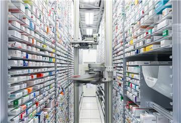 Blick in das automatisierte Medikamentenlager einer Apotheke in Leipzig. Trotz Hamsterkäufen und vereinzelten Lieferengpässen müssen sich Menschen in Deutschland keine Sorgen über die Medikamentenversorgung machen.