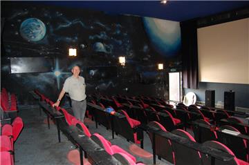 Blick in das kleine Kino: CTB-Leiter Norbert Ostendorf freut sich, den Saal 2 in Brake wieder öffnen zu können.