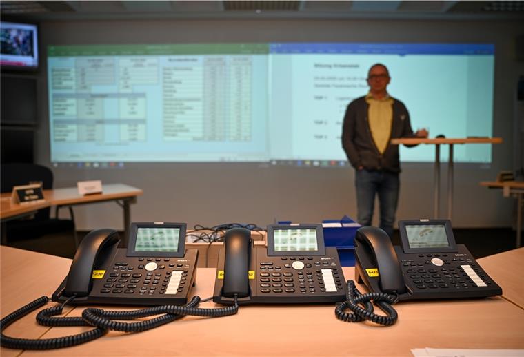 So arbeitet der Corona-Krisenstab Blick in den Bremerhavener Krisenstab bei der Feuerwehr. Er wird von Gesundheitsamtsleiter Ronny Möckel geleitet.