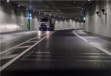 LKW fährt durch den Hafentunnel in Bremerhaven.