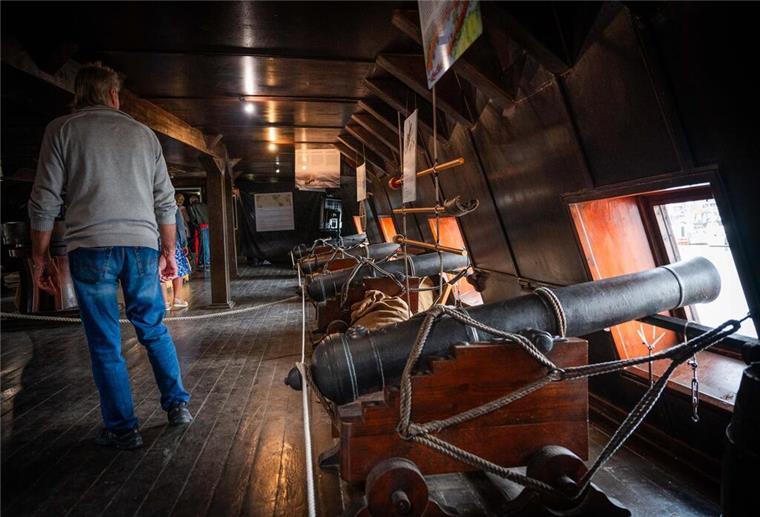 So sehen die beeindruckendsten Schiffe der Maritimen Tage unter Deck aus Blick in den Lagerraum: Die „El Galeon“ ist von Mast bis Kiel bis ins kleinste Detail originalgetreu nachgebildet.
