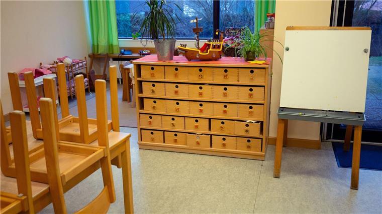 Studie: Regionale Unterschiede bei Kosten für Kita-Betreuung Blick in den Raum einer Kindertagesstätte mit hochgestellten Stühlen.