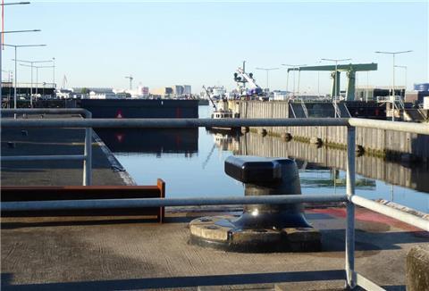 Blick in die Fischereihafen-Doppelschleuse.