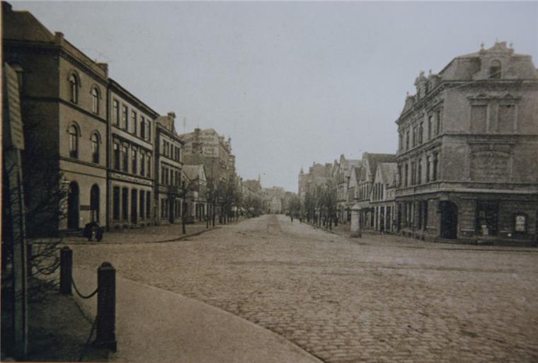 Buch erzählt Geschichte und Geschichten aus Geestemünde Blick in die Georgstraße um 1885. Bereits damals war die Chaussee bis zur heutigen Georg-Seebeck-Straße dicht bebaut. Ähnliche Aufnahmen finden sich eine ganze Reihe in dem neuen Buch über Geestemünde.