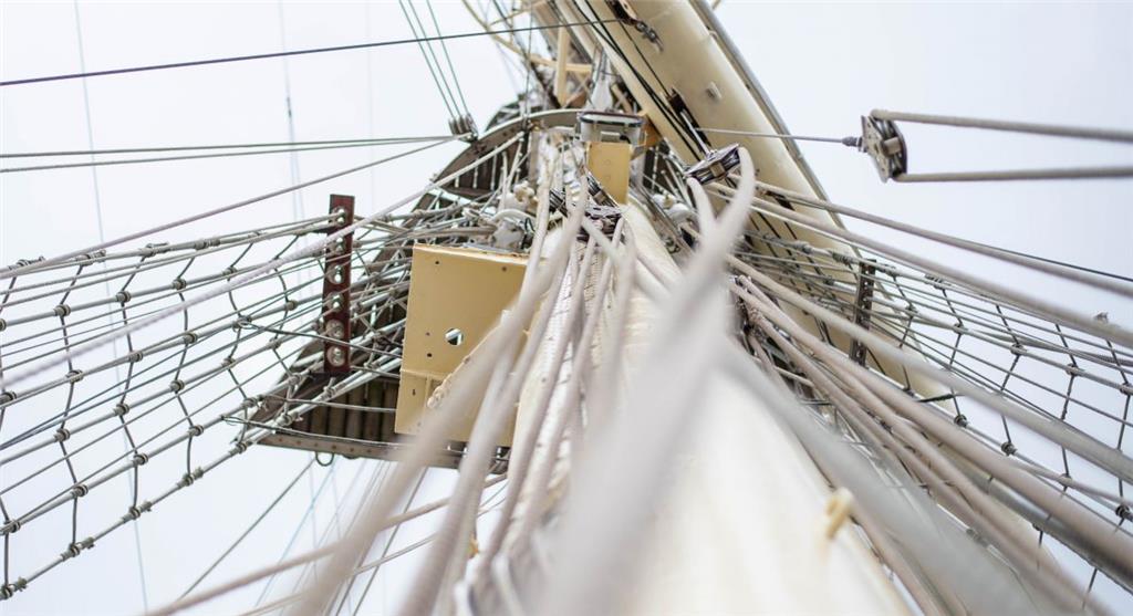 Blick in die Mastenwelt. Das polnische Segelschiff &quot;Dar Mlodziezy&quot; lie...