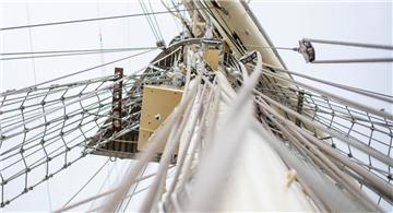 Blick in die Mastenwelt. Das polnische Segelschiff &quot;Dar Mlodziezy&quot; lie...