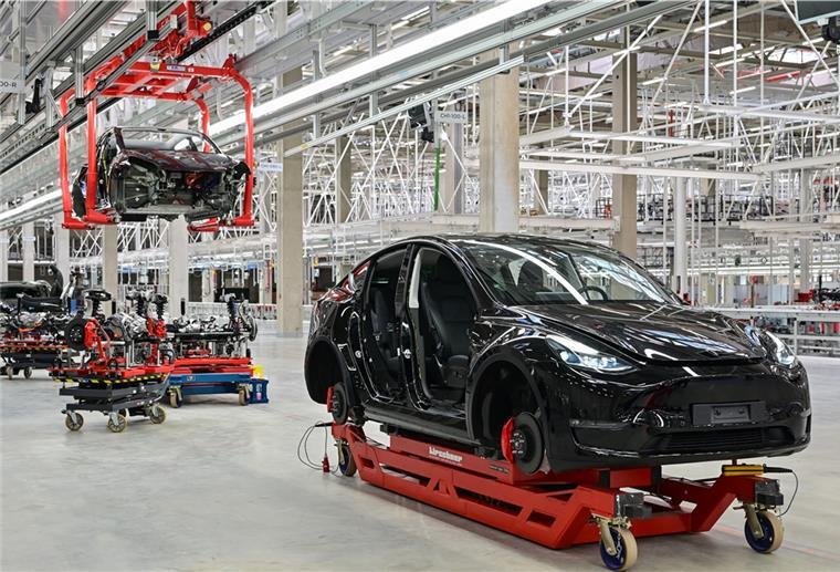 Tesla will spätestens ab Dezember in Deutschland produzieren Ein im Bau befindlicher Tesla Model Y steht zum Tag der offenen Tür in einer Produktionshalle der Tesla Gigafactory.