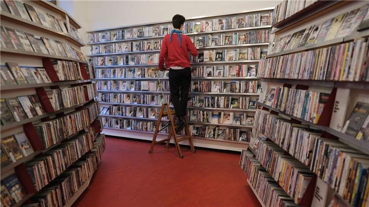 Stöbern statt Streamen: Videothek-Comeback bei der Gen Z? Blick in die Räume der Videothek des Filmkunstvereins Format in Halle.