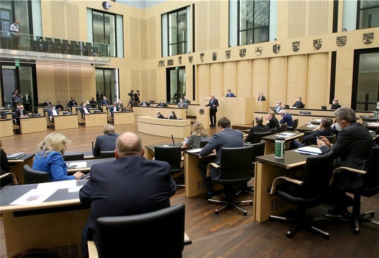 Volker Bouffier (M, CDU), Ministerpräsident von Hessen, spricht während der Sondersitzung des Bundesrates zu Änderungen am Bundesinfektionsschutzgesetz
