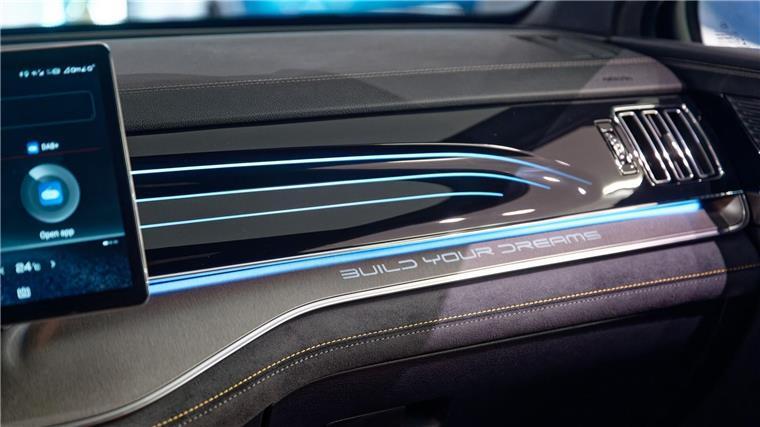 BYD traut sich bis zu zehn Prozent Elektro-Marktanteil zu Blick in ein Cockpit eines Tang der Marke BYD der in dem BYD Concept Store in der Kölner Innenstadt steht.