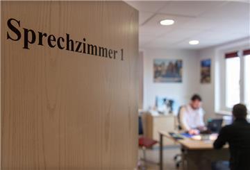 ARCHIV - 28.01.2019, Sachsen, Hartha: SYMBOLBILD. Blick in ein Sprechzimmer einer Hausarztpraxis vom Hausarzt. . (zu dpa: «Bundesrat billigt Erleichterungen für Hausärzte») Foto: Monika Skolimowska/dpa-Zentralbild/dpa +++ dpa-Bildfunk +++