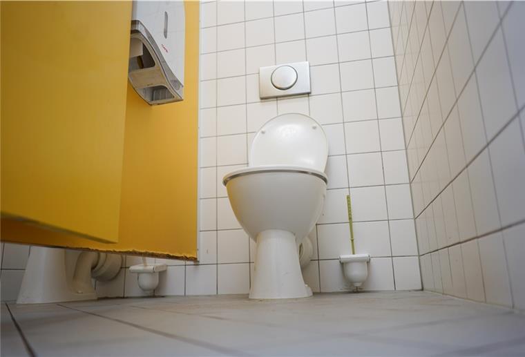 Blick in eine Schultoilette: Die Stadt will die Sanitäranlagen der Schulen in den kommenden zwei Jahren umfassend sanieren.