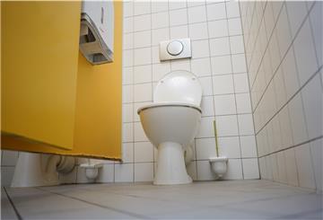 Blick in eine Schultoilette: Die Stadt will die Sanitäranlagen der Schulen in den kommenden zwei Jahren umfassend sanieren.