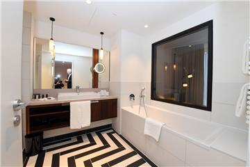 Blick ins Badezimmer. Foto Scheer
