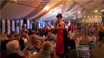 Blick ins Festzelt. Oktoberfest in Nordholz. Foto: Heid