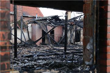 Blick ins Innere durch ein ausgebranntes Fenster: Auch dort ist nur Schutt zu se...