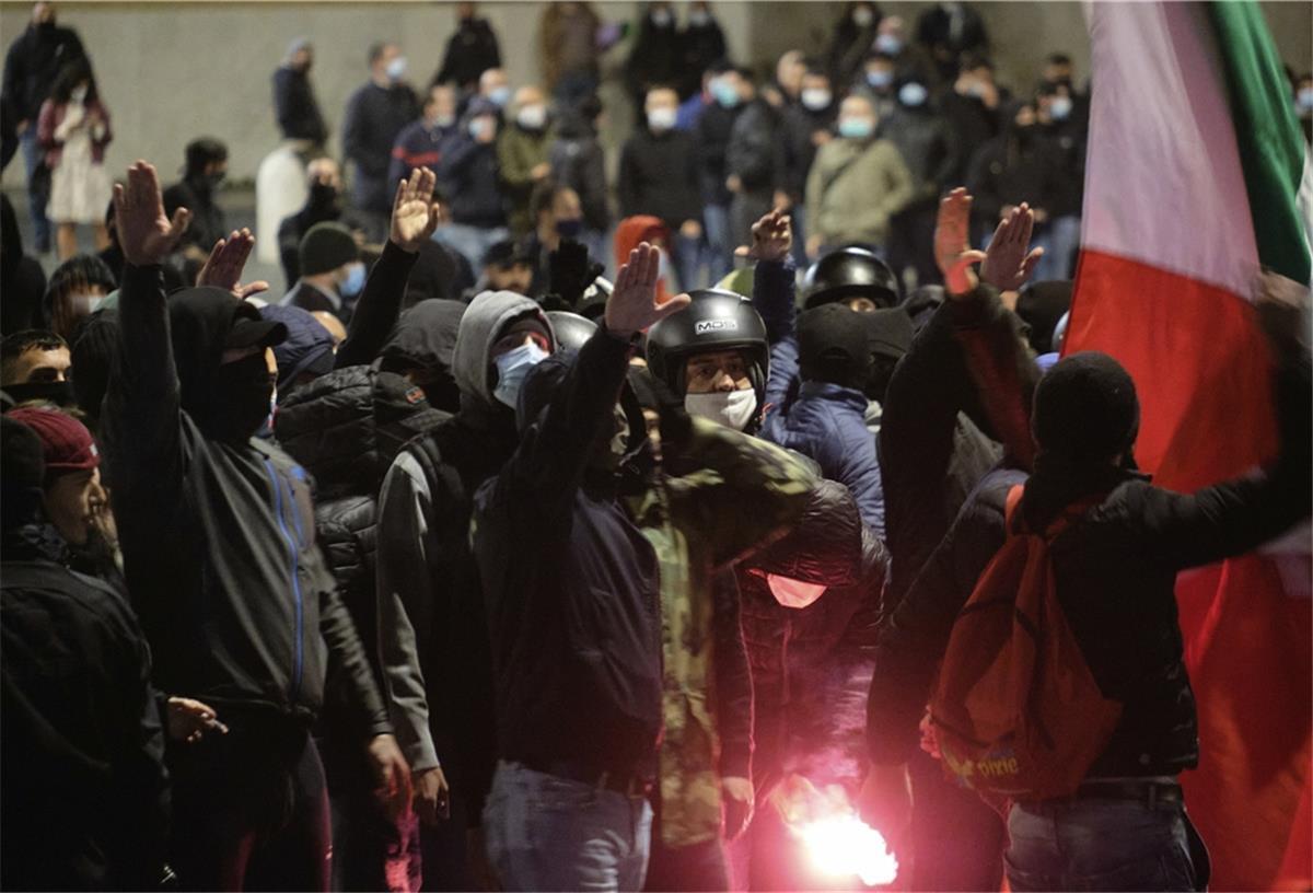 Maskierte Menschen in dunklen Klamotten sind gewaltbereit.