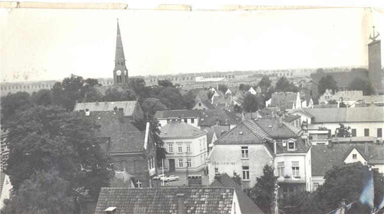 Kaum wiederzuerkennen: Wie sich die Braker Innenstadt verändert hat Blick über Brake mit evangelischer Stadtkirche (hinten links) und katholischer Marienkirche (hinten rechts).