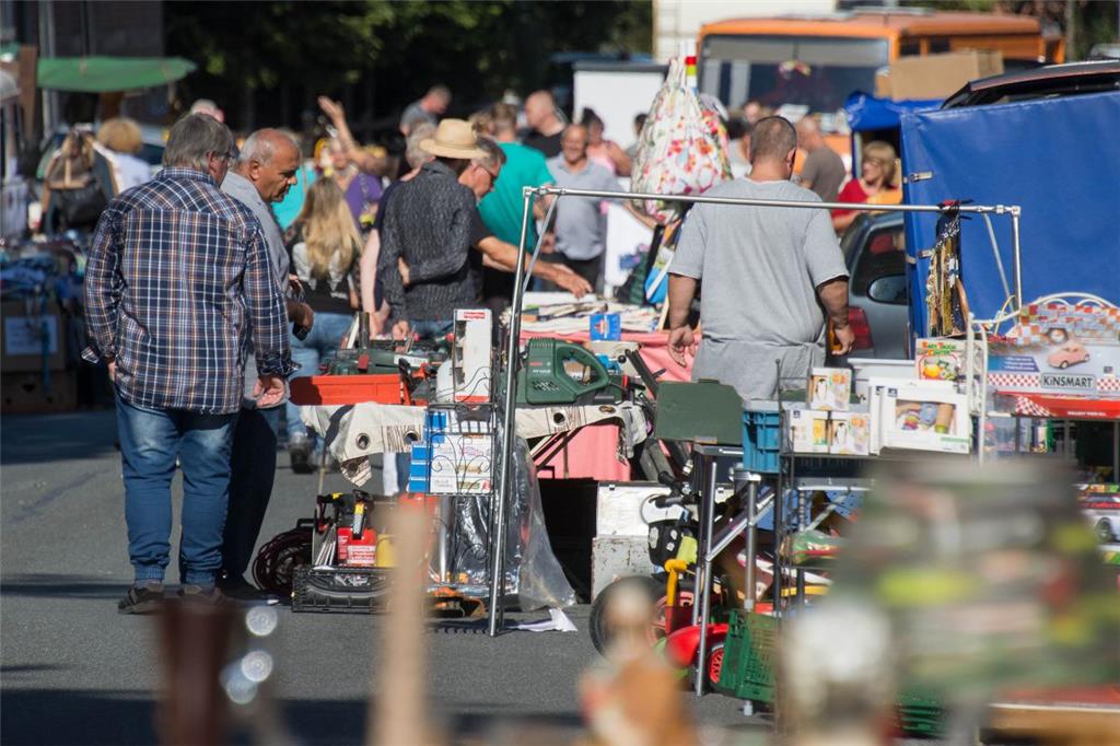 Blick über den Flohmarkt beim Herbstmarkt mit Straßenfest in Selsingen.