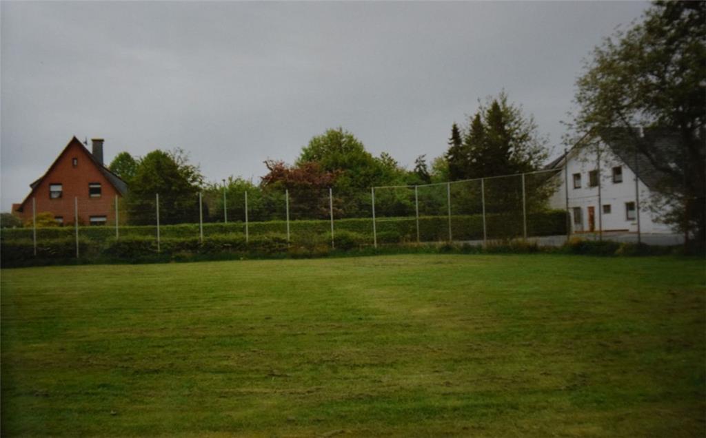 Blick über den Spielplatz zwischen Weser- und Tränkestraße in den 1980er Jahren ...