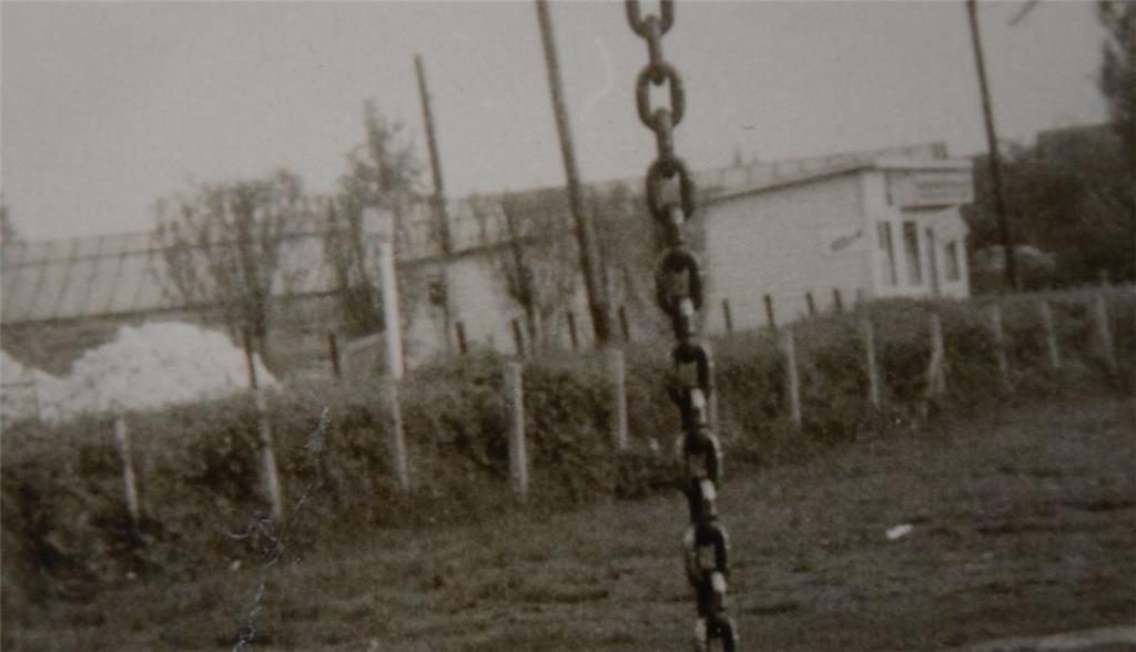 Blick über den Spielplatz zwischen Weser- und Tränkestraße in den 1960er Jahren ...