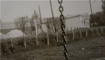 Blick über den Spielplatz zwischen Weser- und Tränkestraße in den 1960er Jahren ...