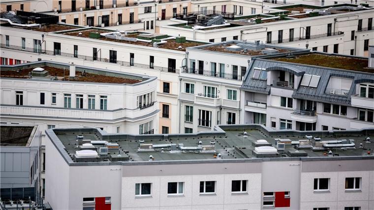Blick über die Dächer von Mehrfamilienhäusern.