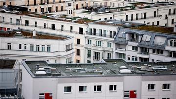 Blick über die Dächer von Mehrfamilienhäusern.